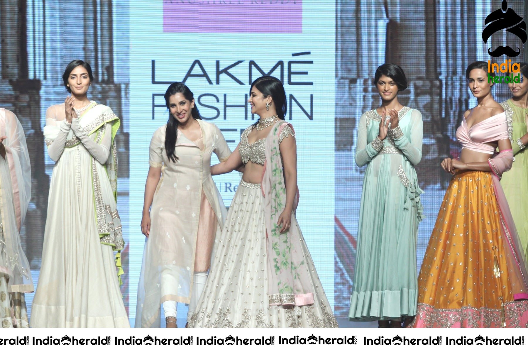 Shruti Haasan Hot Photos Collection Set 4