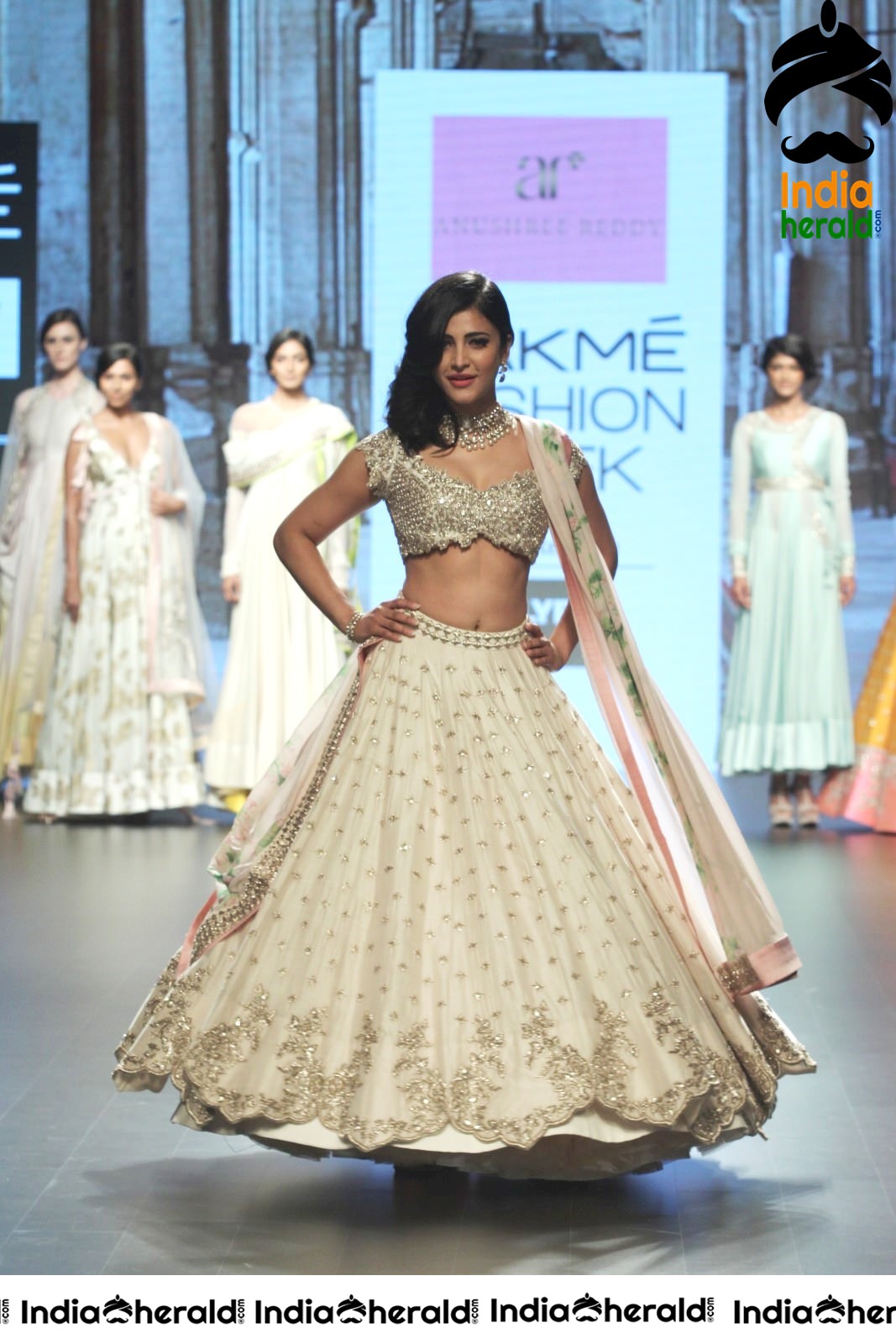 Shruti Haasan Hot Photos Collection Set 4