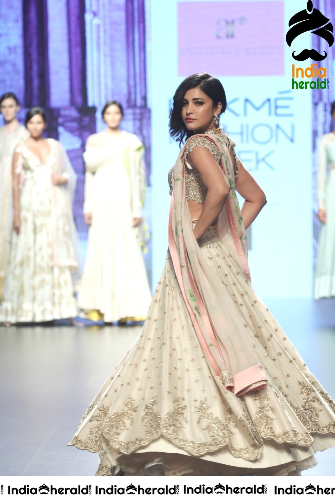 Shruti Haasan Hot Photos Collection Set 4