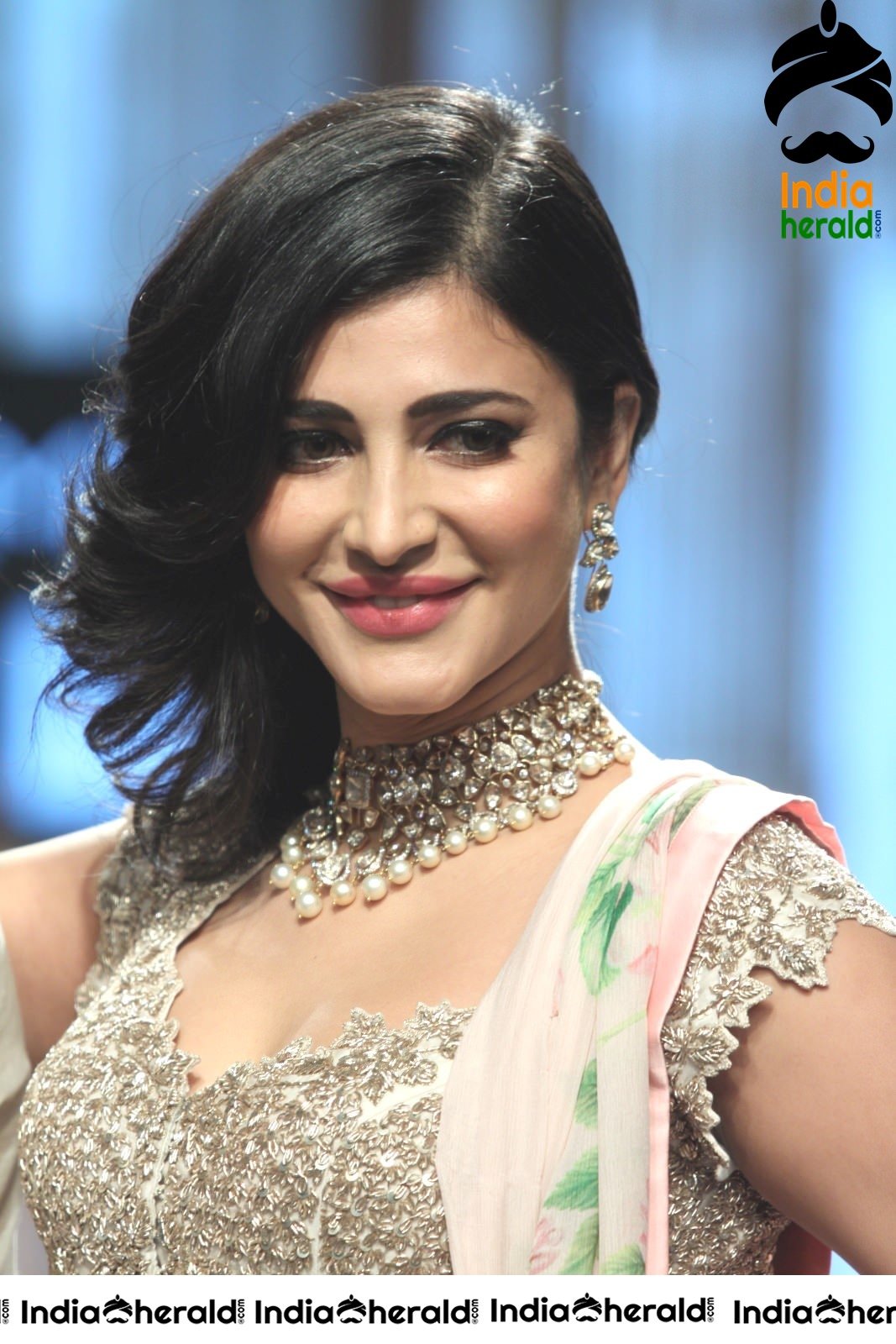 Shruti Haasan Hot Photos Collection Set 4