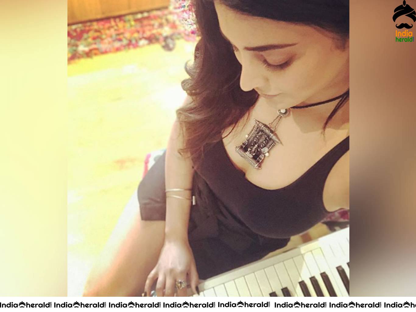 Shruti Haasan Latest Hot HD Wallpapers Part 2