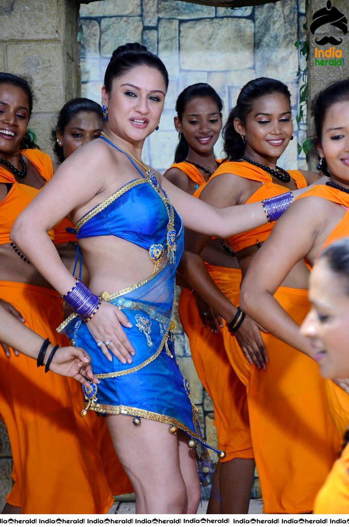 Sonia Agarwal Unseen Hot Photos Showing her Hip Curves and Tempts Us Set 1