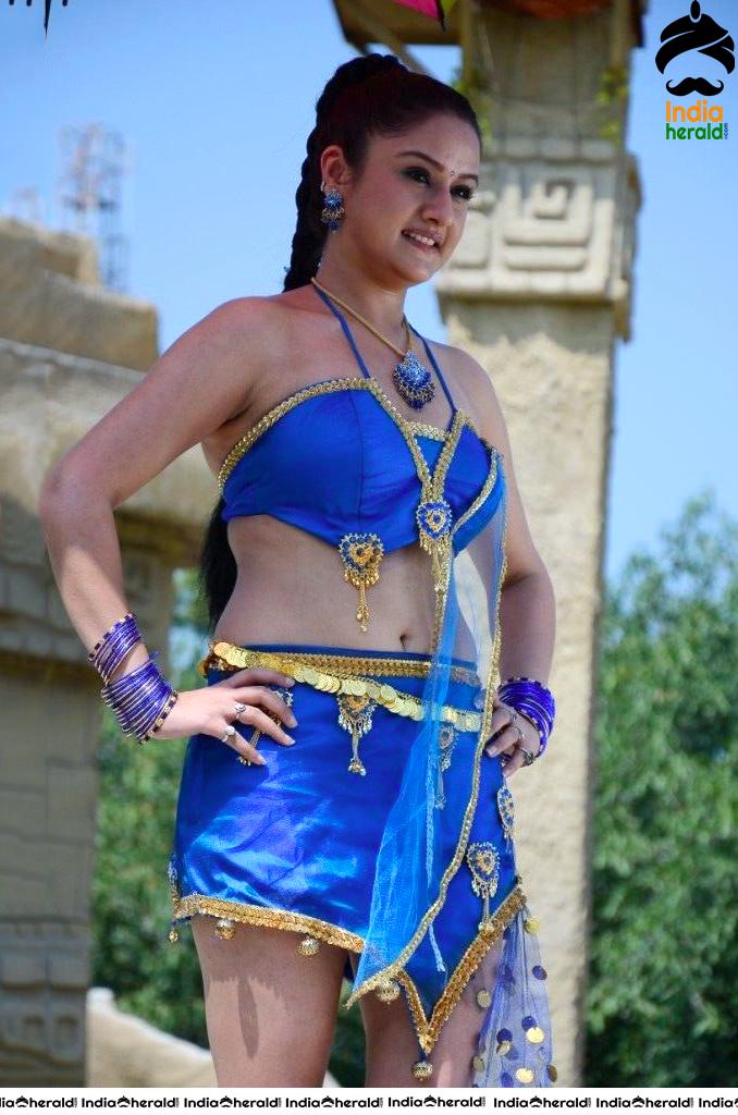 Sonia Agarwal Unseen Hot Photos Showing her Hip Curves and Tempts Us Set 1