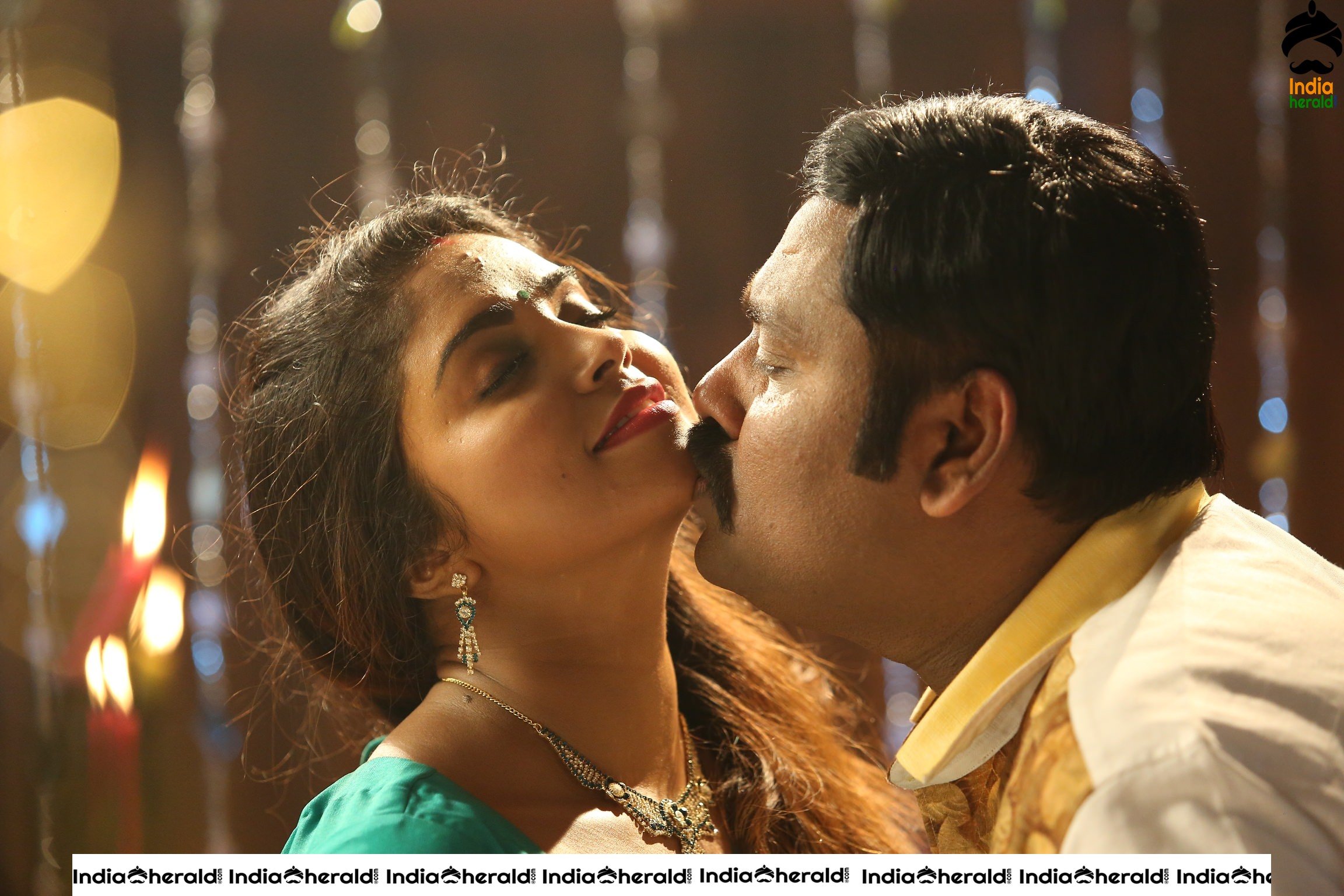 Toli toli Muddhu Hot Song Stills from Erra Cheera