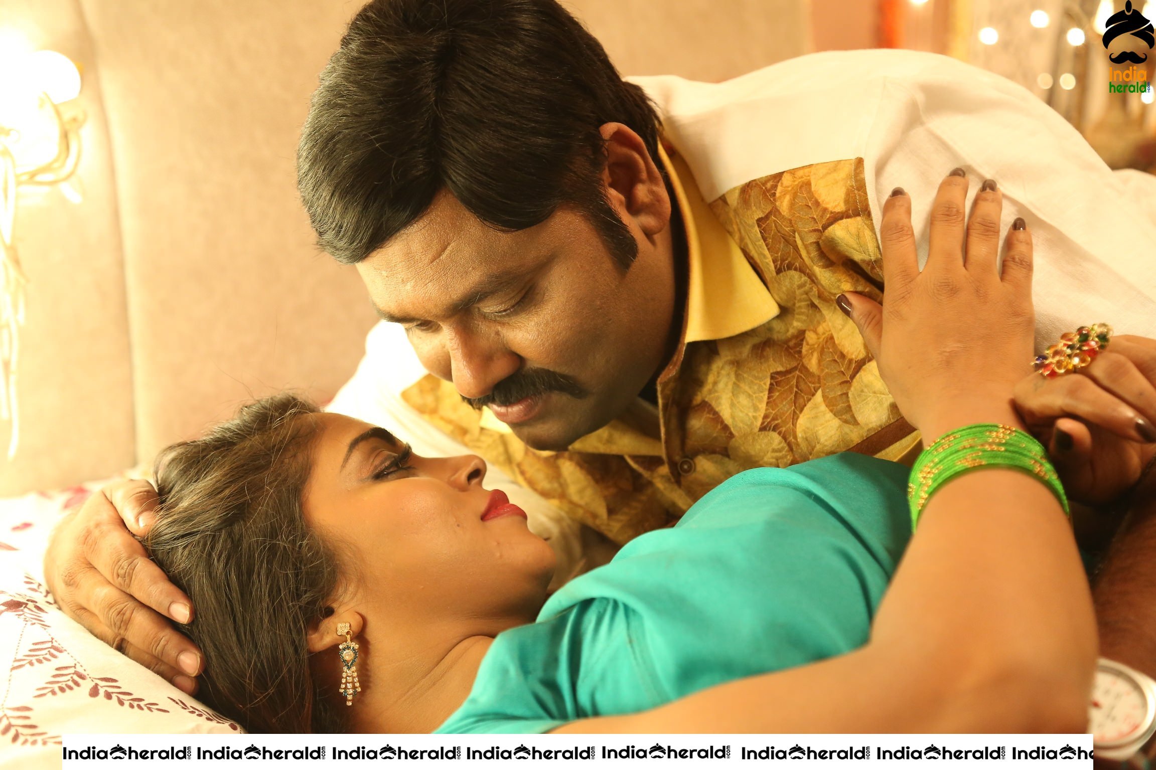 Toli toli Muddhu Hot Song Stills from Erra Cheera