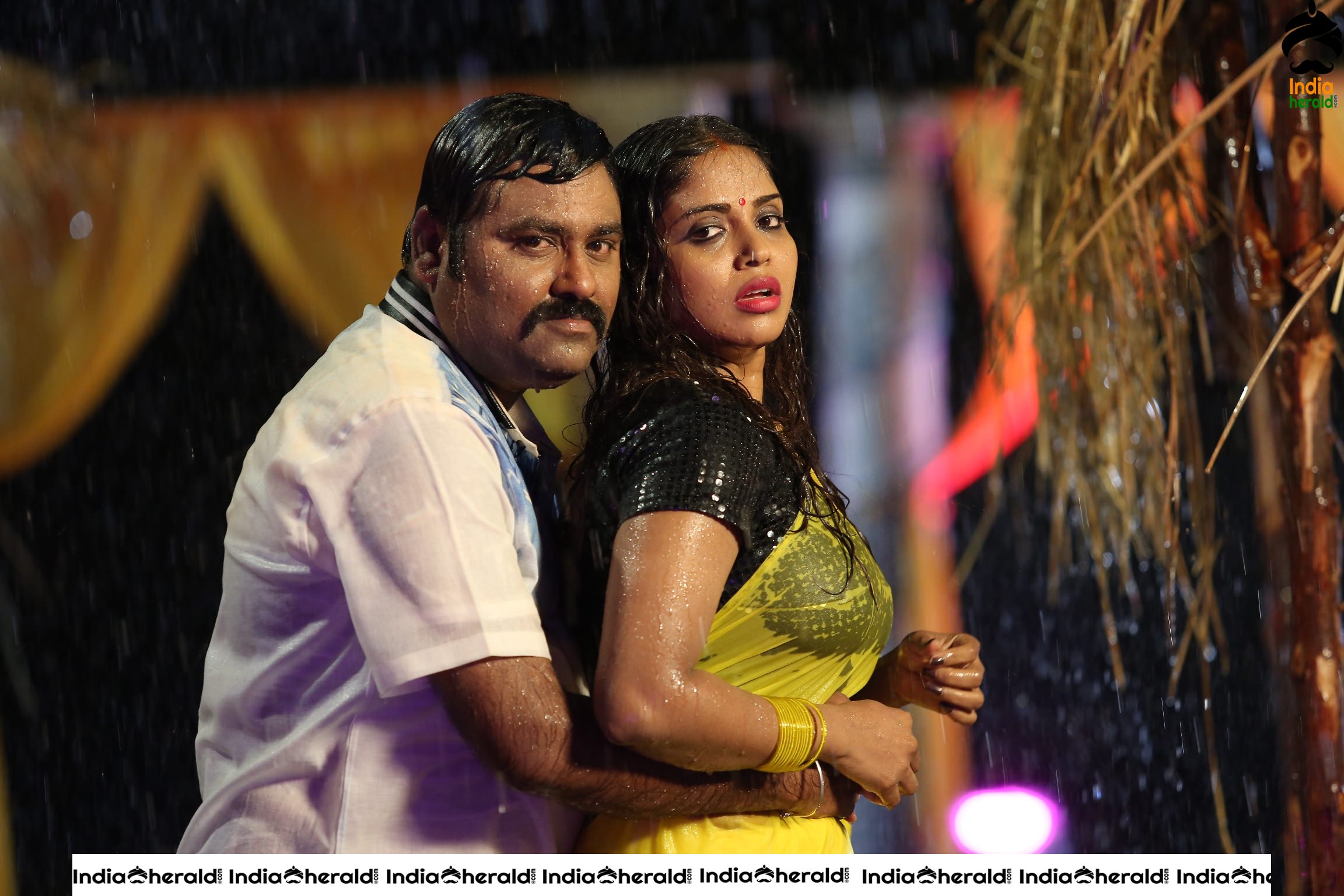 Toli toli Muddhu Hot Song Stills from Erra Cheera