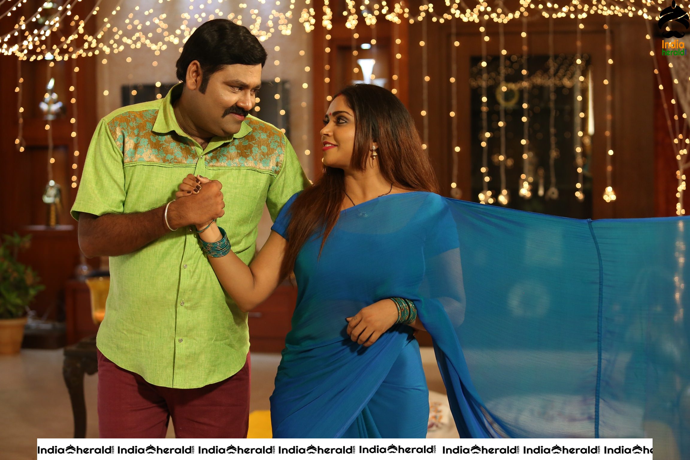 Toli toli Muddhu Hot Song Stills from Erra Cheera