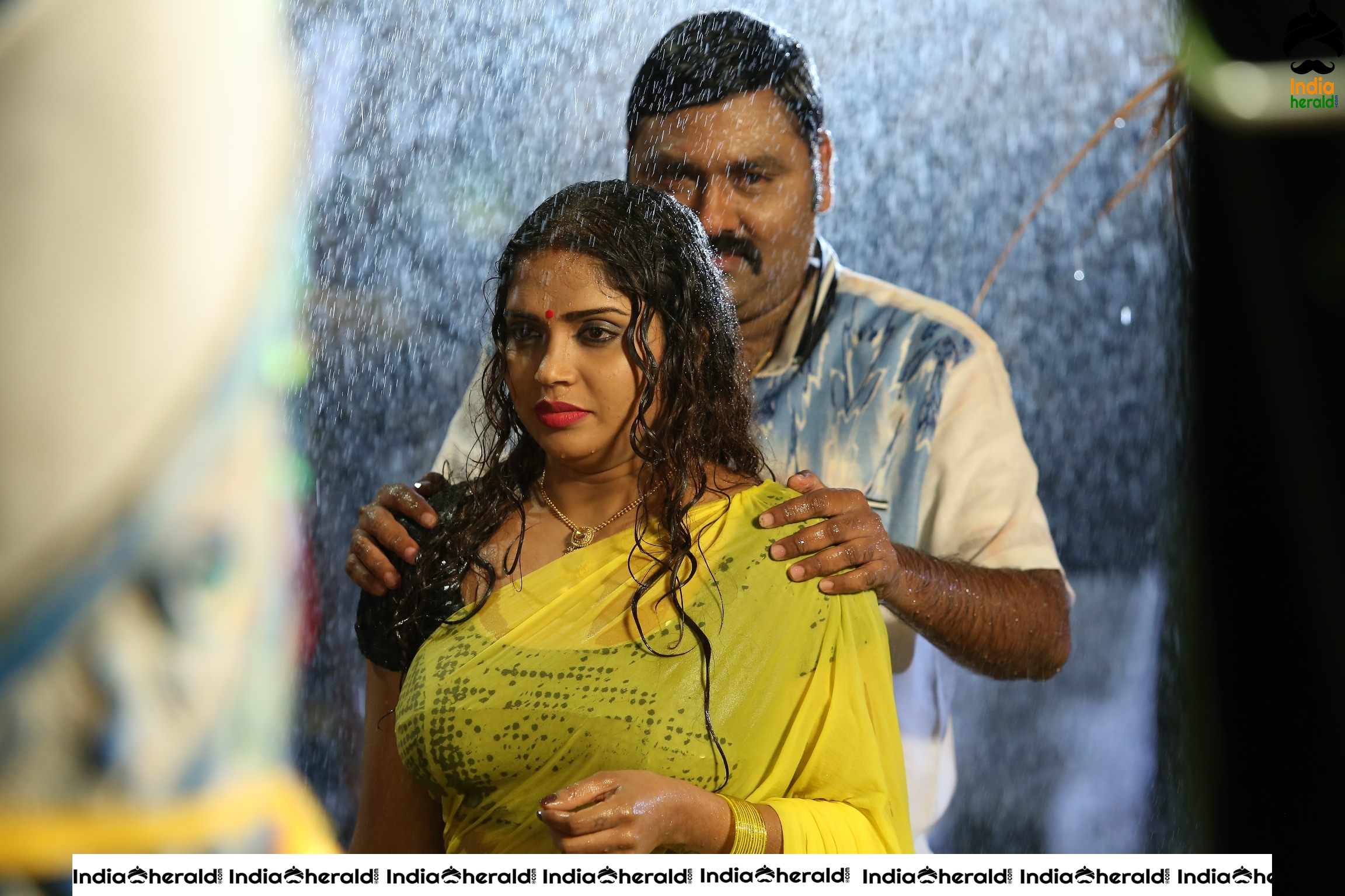 Toli toli Muddhu Hot Song Stills from Erra Cheera