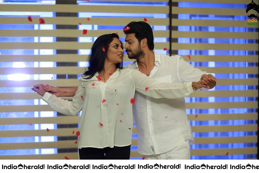 Un Kadhal Irunthal Tamil Movie Stills Set 1