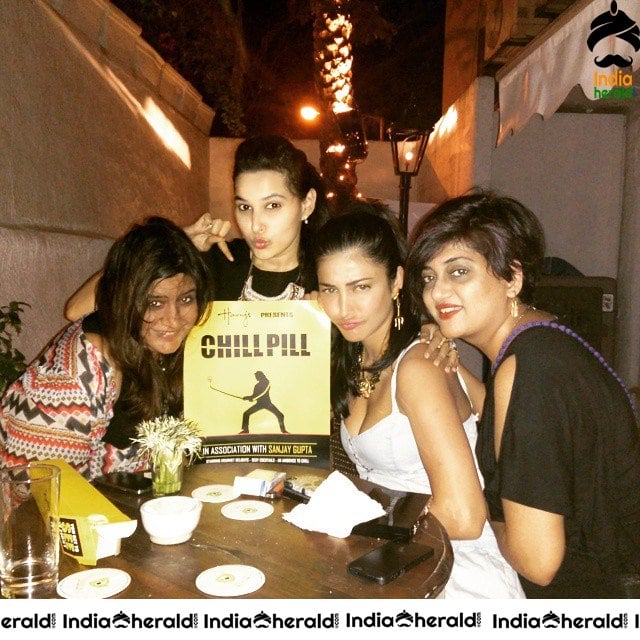 Unseen Photos Collection of Shruti Haasan from Behind the Scenes Set 3