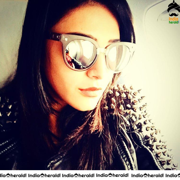 Unseen Photos Collection of Shruti Haasan from Behind the Scenes Set 5