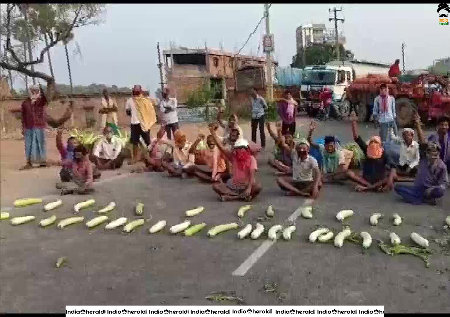 Vegetable farmers stage a protest in Bihar Sharif area due to Police harassment under the name of Corona Lockdown