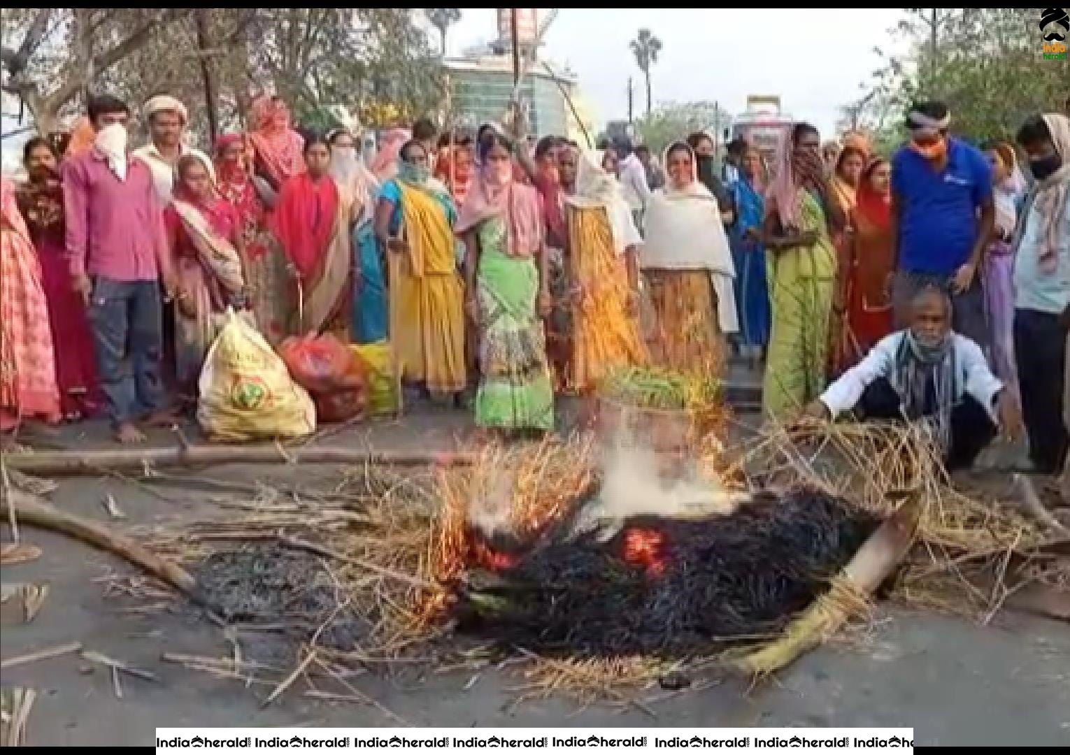 Vegetable farmers stage a protest in Bihar Sharif area due to Police harassment under the name of Corona Lockdown