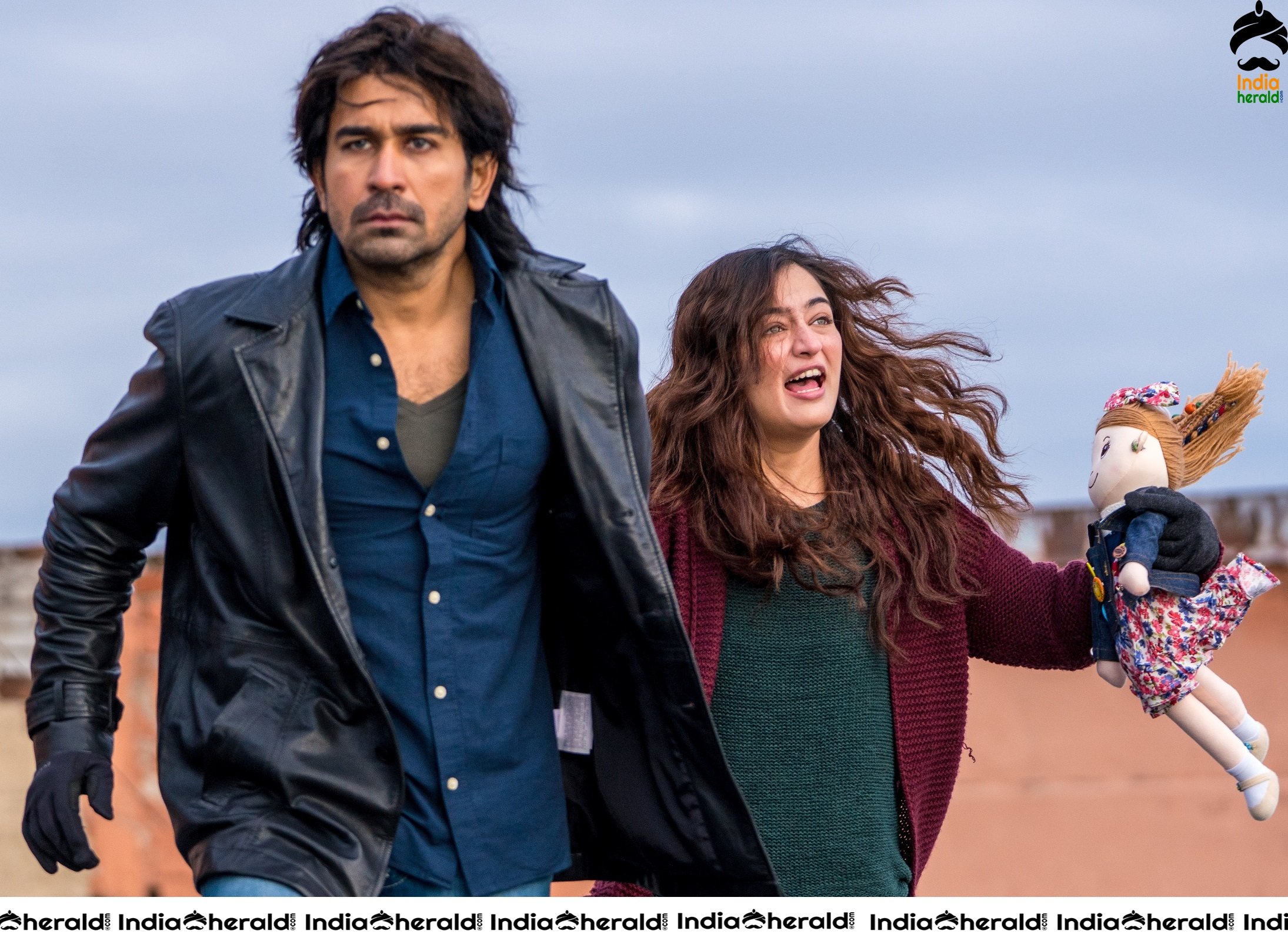 Vijay Antony and Akshara Haasan in Agni Siragugal Movie Hot HD Stills