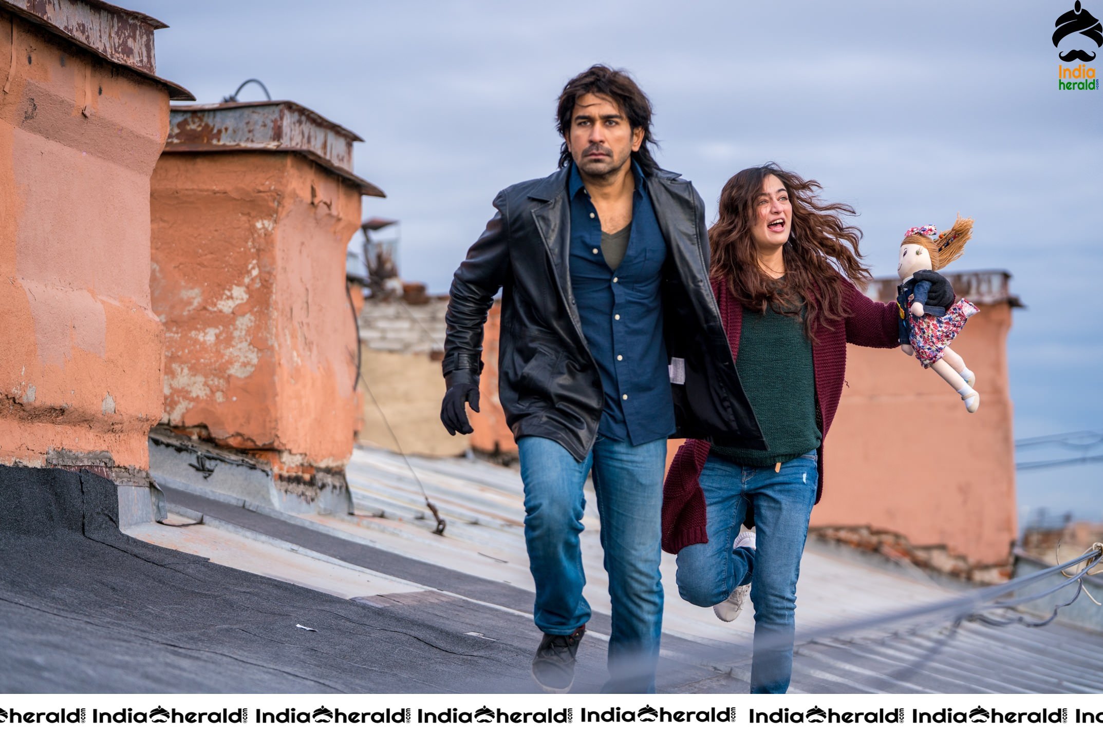 Vijay Antony and Akshara Haasan in Agni Siragugal Movie Hot HD Stills