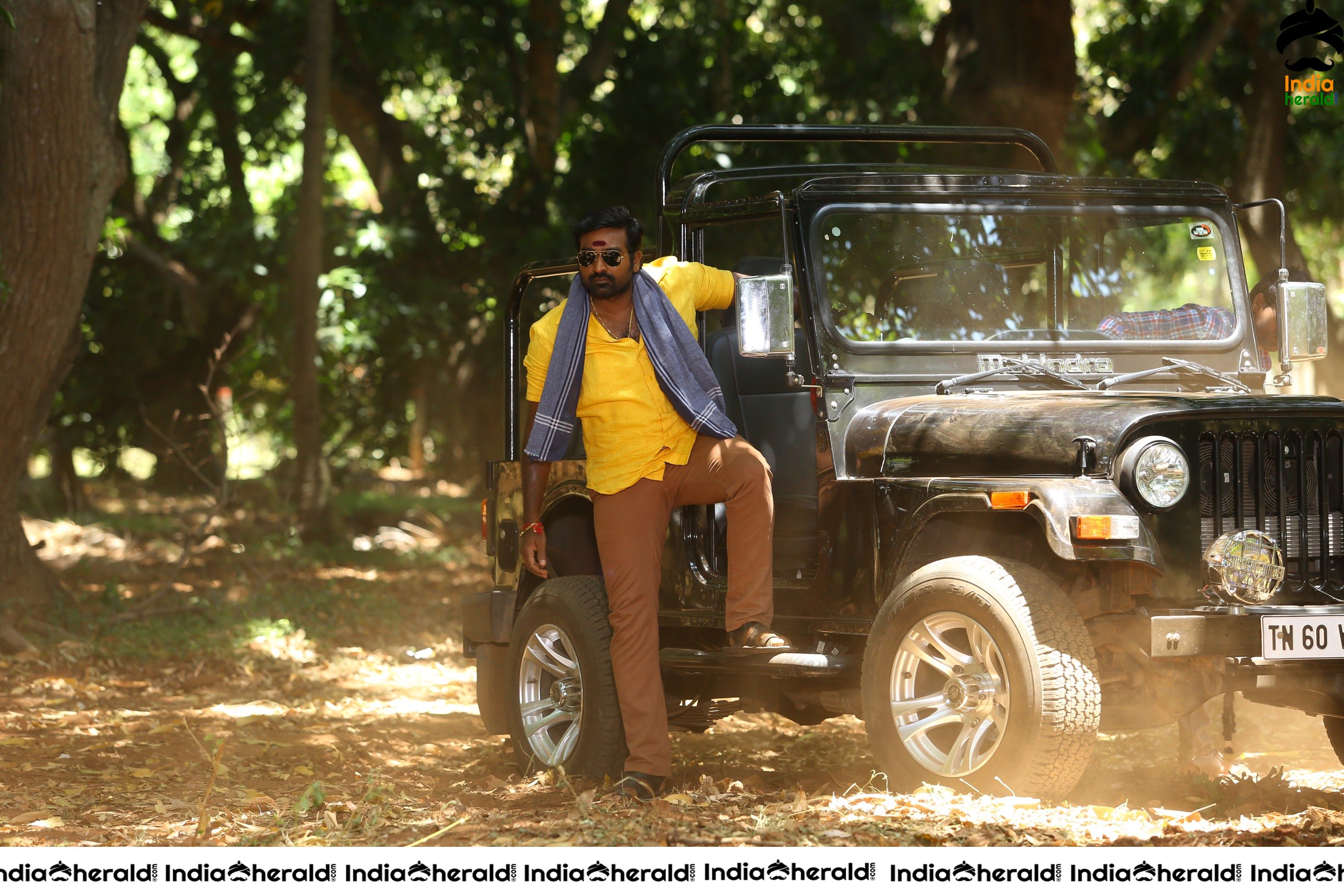 Vijay Sethupathi and Raashi Khanna HD Stills from Sangatamizhan movie