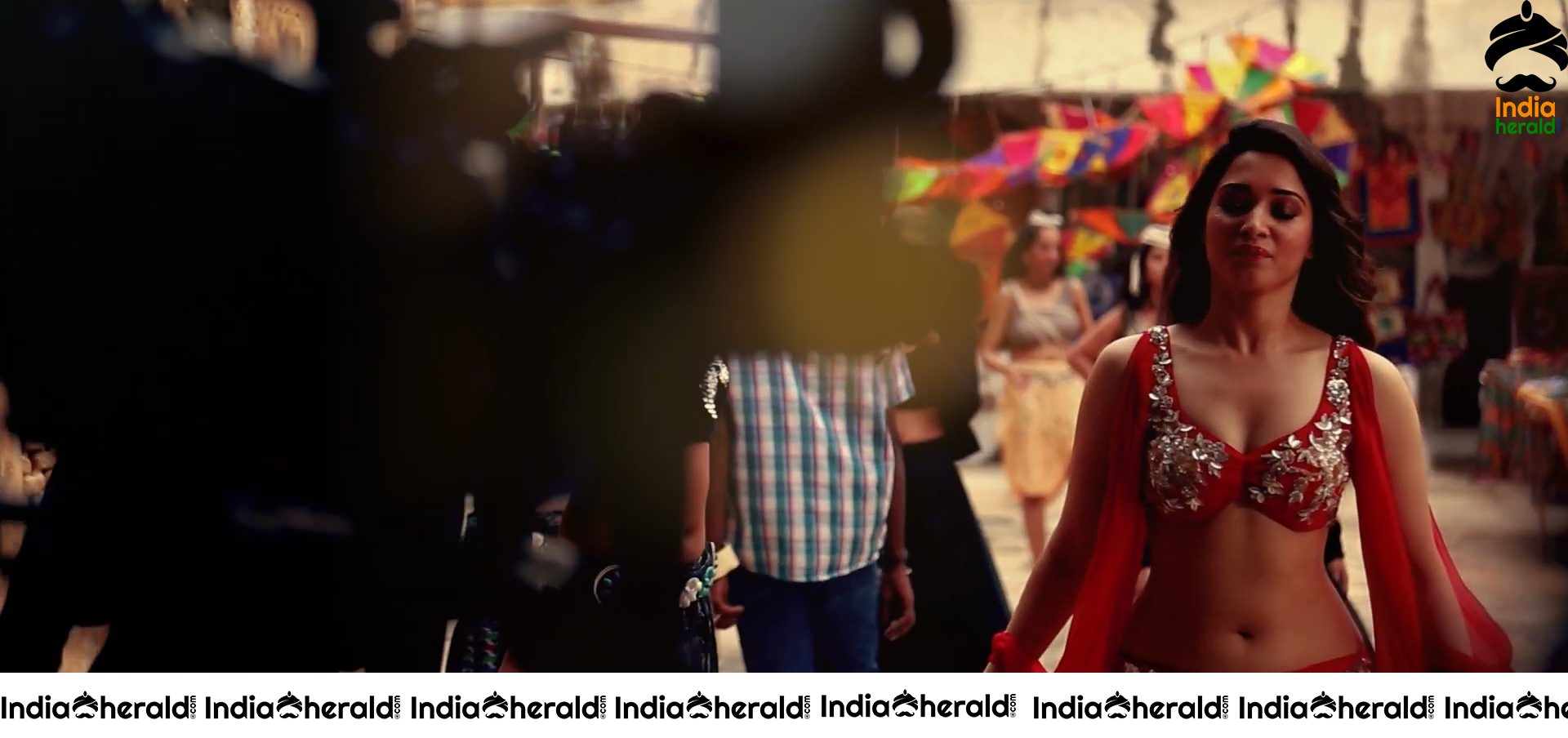 Vishal and Tamanna Hot Stills from Nee Sirichaalum Lyric Video Set 2