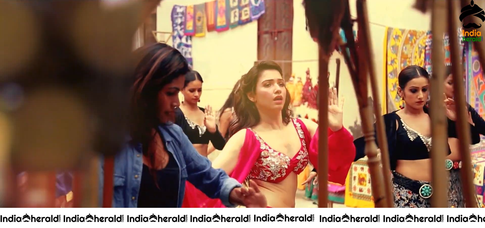 Vishal and Tamanna Hot Stills from Nee Sirichaalum Lyric Video Set 3