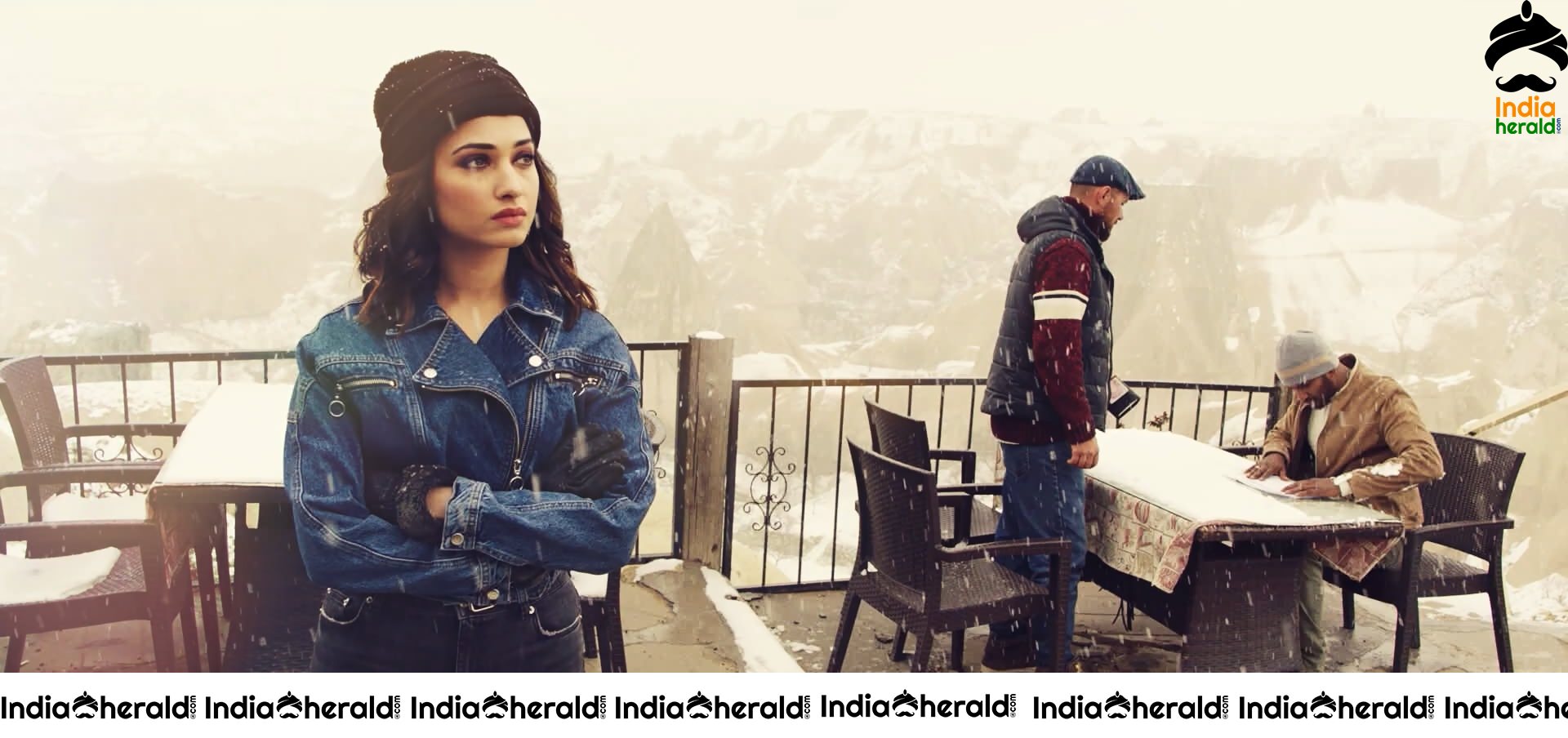 Vishal and Tamanna Hot Stills from Nee Sirichaalum Lyric Video Set 3