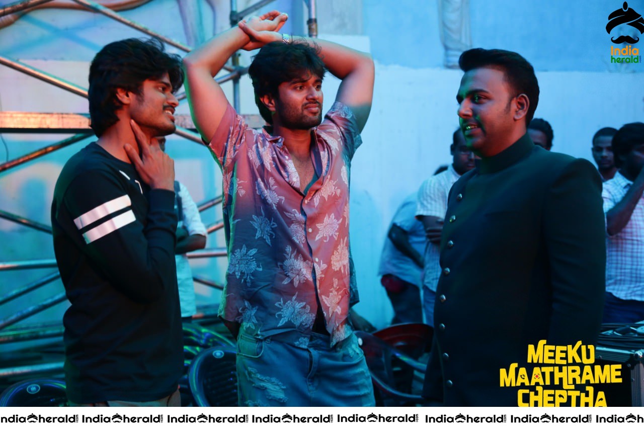 Working stills of Meeku Maathrame Cheptha Set 1