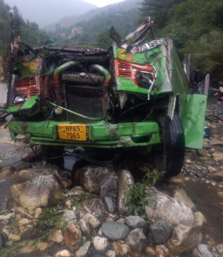 20 Injured After A Private Bus Fell Into A Deep Gorge Near Banjar Area
