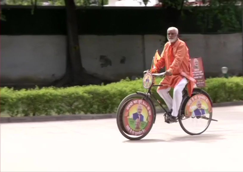 A BJP Worker Travelled From Gujarat To Delhi In Bicycle To Congratulate PM Modi