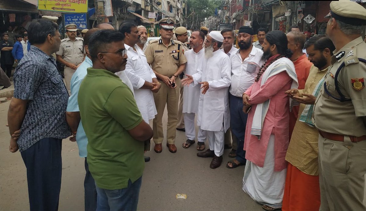 Delhi Commissioner And Officials Visited Hauz Qazi Area