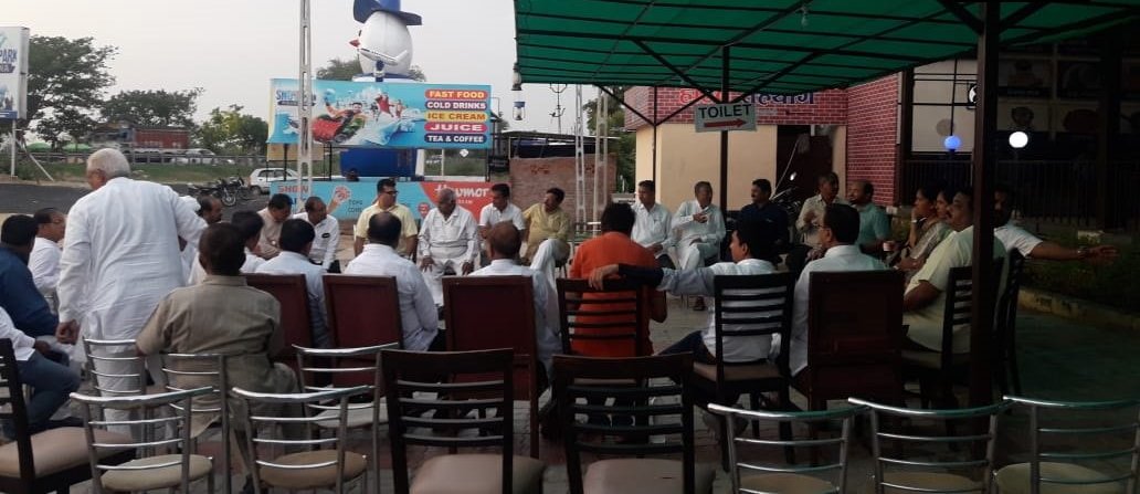 Gujarat Congress MLAs Stop At A Restaurant For Tea