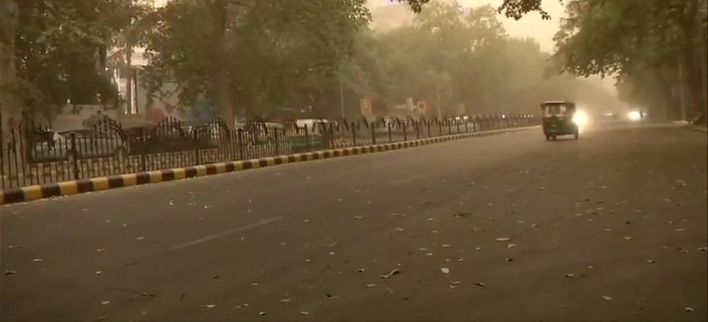 Heavy Dust Storm Hits Janpath Road And India Gate In Delhi