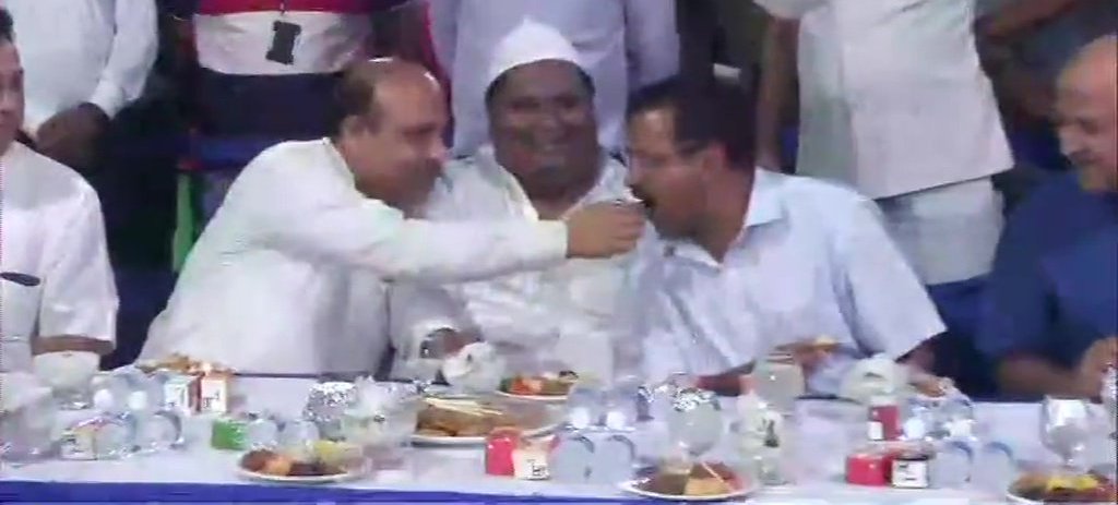 Iftar Hosted By Delhi CM Arvind Kejriwal And BJP Leader Vijendra Gupta