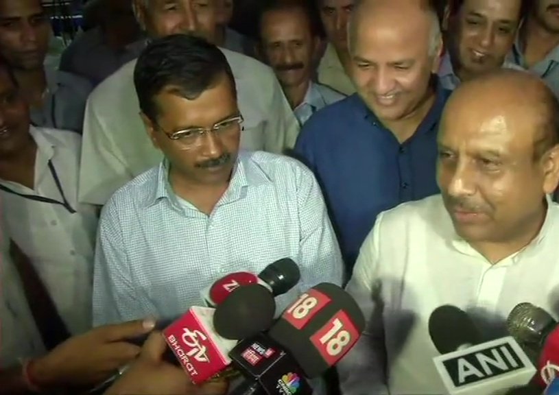 Iftar Hosted By Delhi CM Arvind Kejriwal And BJP Leader Vijendra Gupta