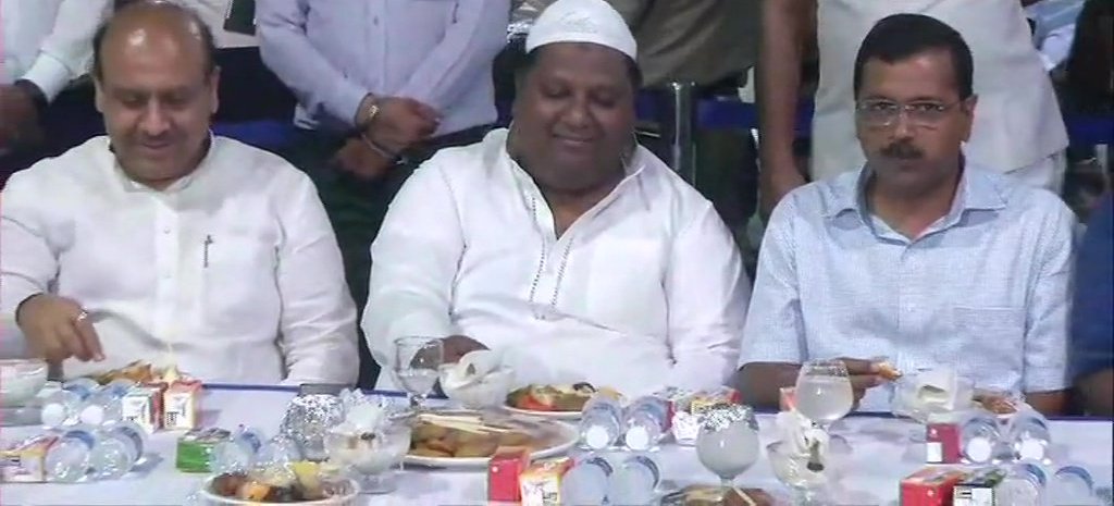 Iftar Hosted By Delhi CM Arvind Kejriwal And BJP Leader Vijendra Gupta