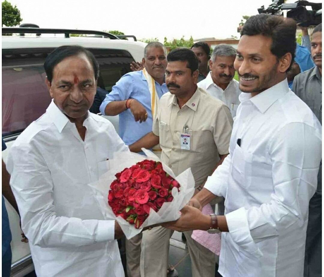 KCR Meets Andhra CM Jagan Mohan Reddy