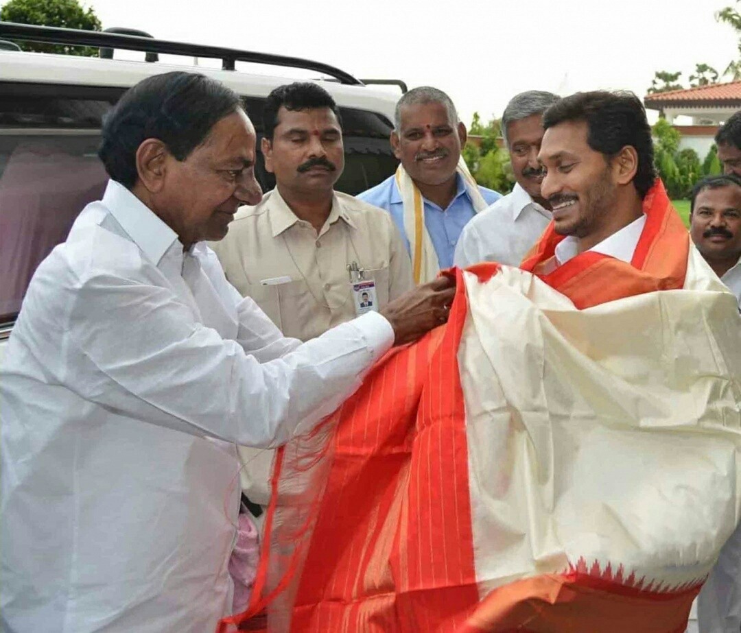 KCR Meets Andhra CM Jagan Mohan Reddy