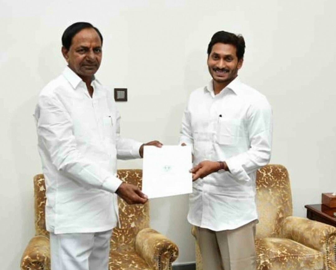 KCR Meets Andhra CM Jagan Mohan Reddy