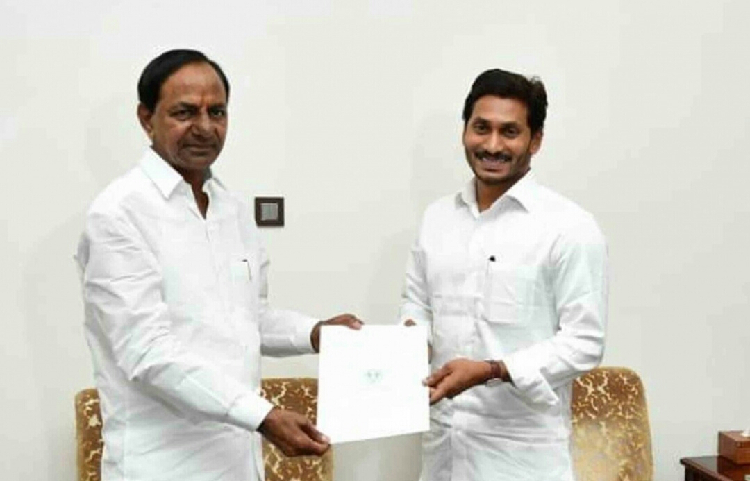 KCR Meets Andhra CM Jagan Mohan Reddy