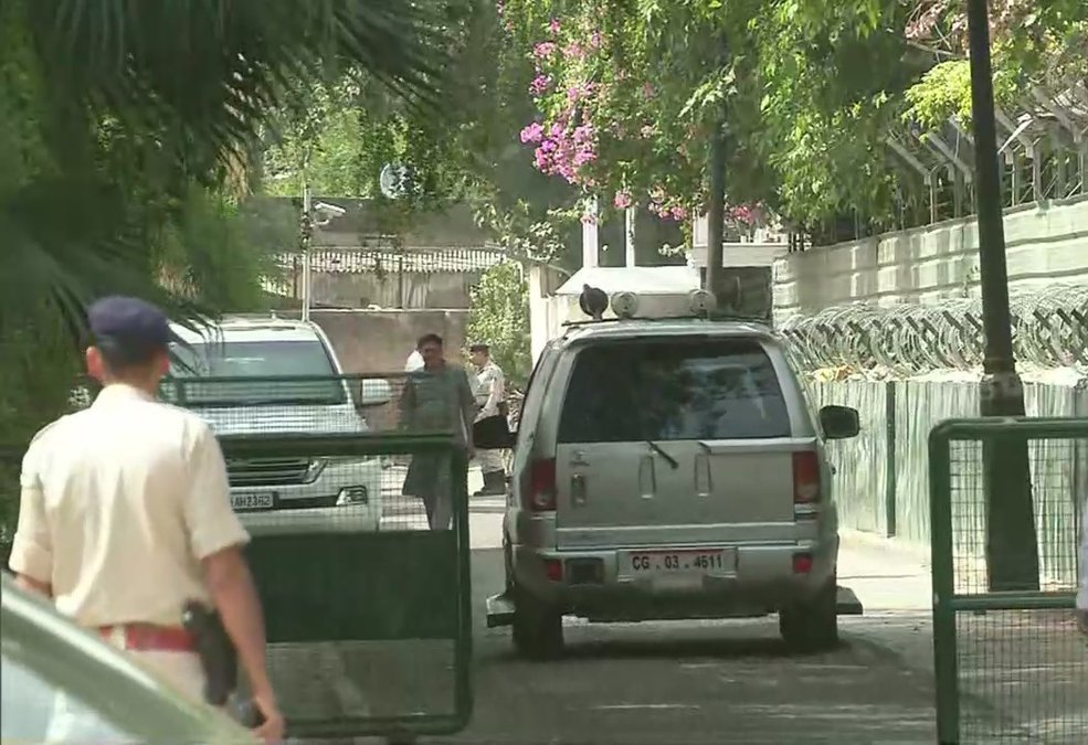 Leaders Arrive At The Rahul Gandhi Residence To Urge Him To Take Back His Resignation