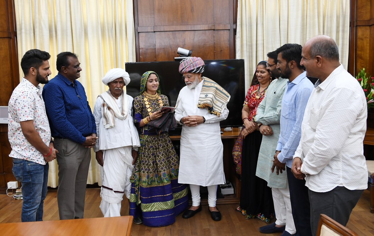 Modi Meets Young And Prolific Singer Geeta Rabari