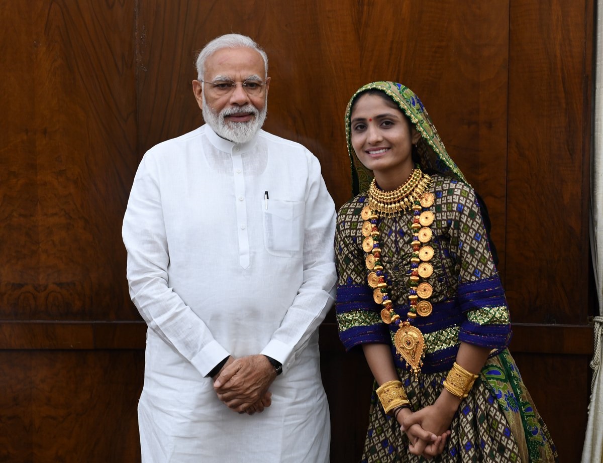 Modi Meets Young And Prolific Singer Geeta Rabari