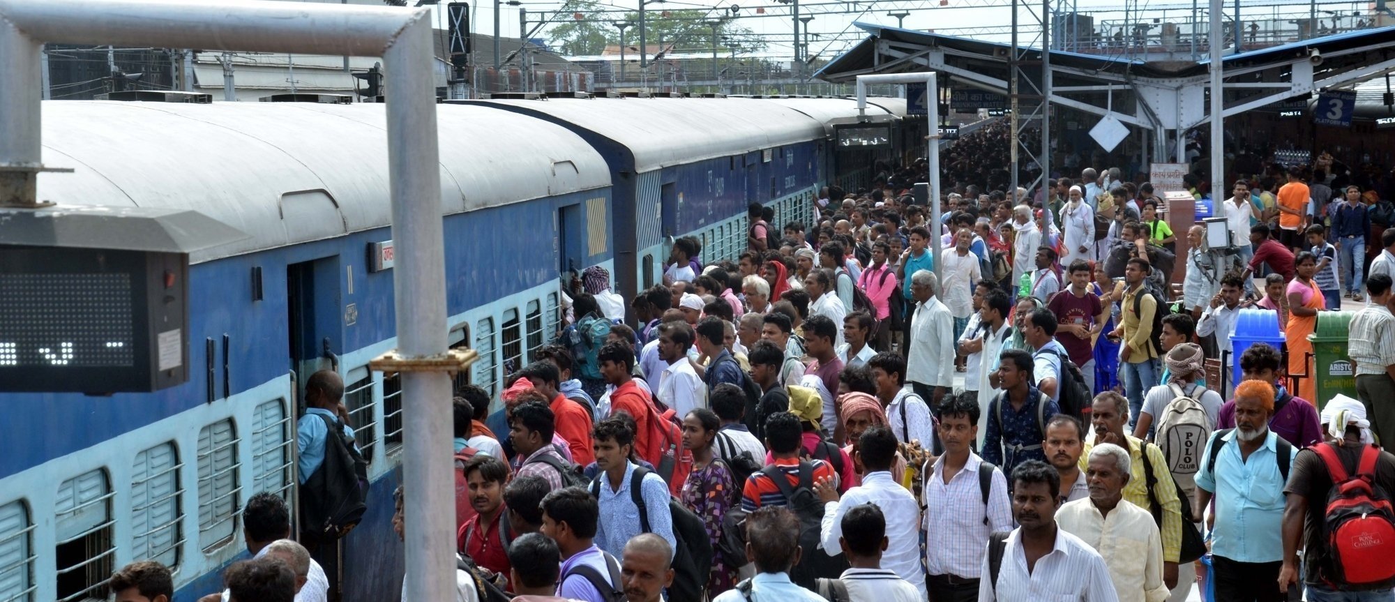 Overcrowded Muzaffarpur Lokmanya Tilak Terminal
