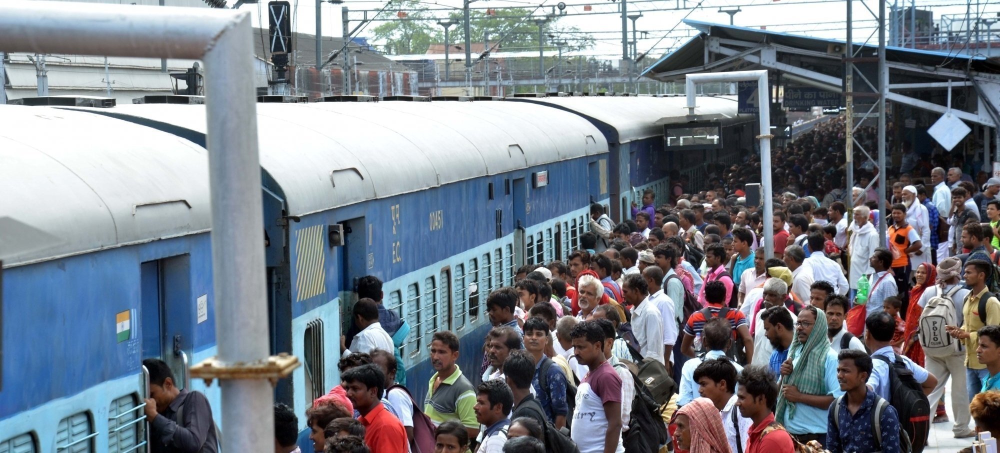 Overcrowded Muzaffarpur Lokmanya Tilak Terminal