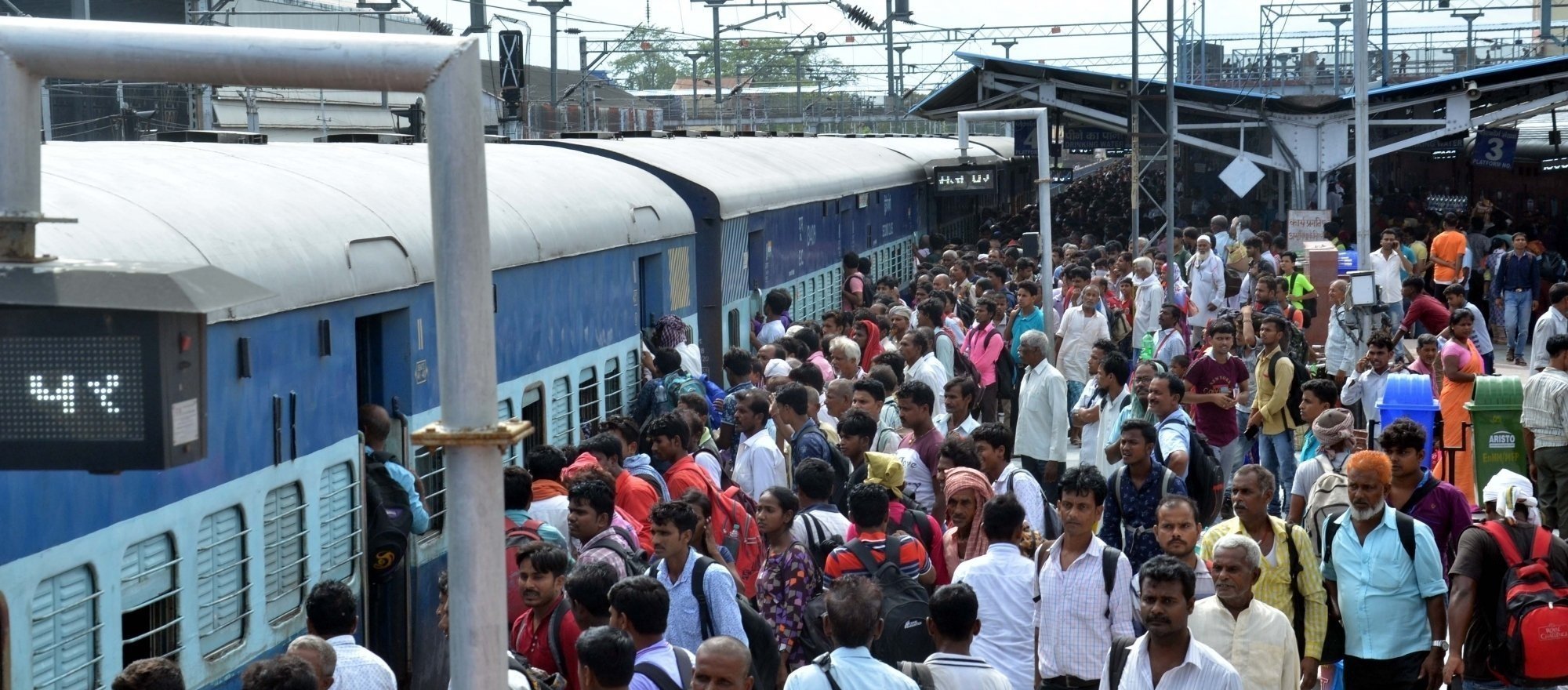 Overcrowded Muzaffarpur Lokmanya Tilak Terminal