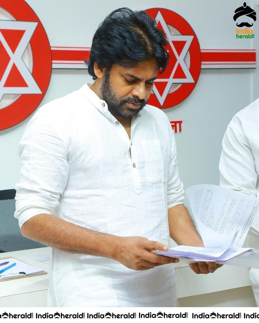 Pawan Kalyan Meets Chitrapuri Colony People Requesting Houses