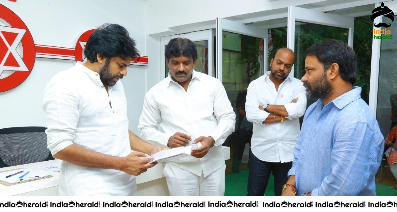Pawan Kalyan Meets Chitrapuri Colony People Requesting Houses