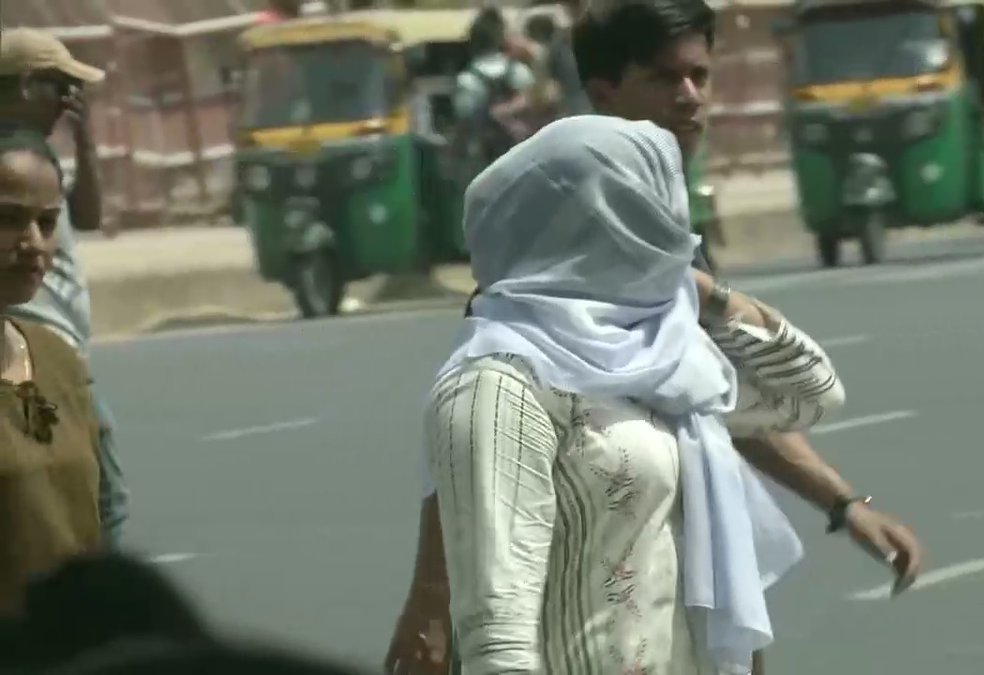 People Cover Their Heads As Mercury Touches 42 Degrees Celsius In Delhi