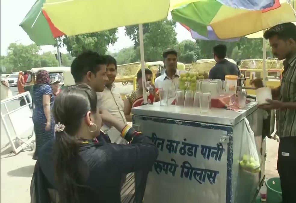 People Cover Their Heads As Mercury Touches 42 Degrees Celsius In Delhi