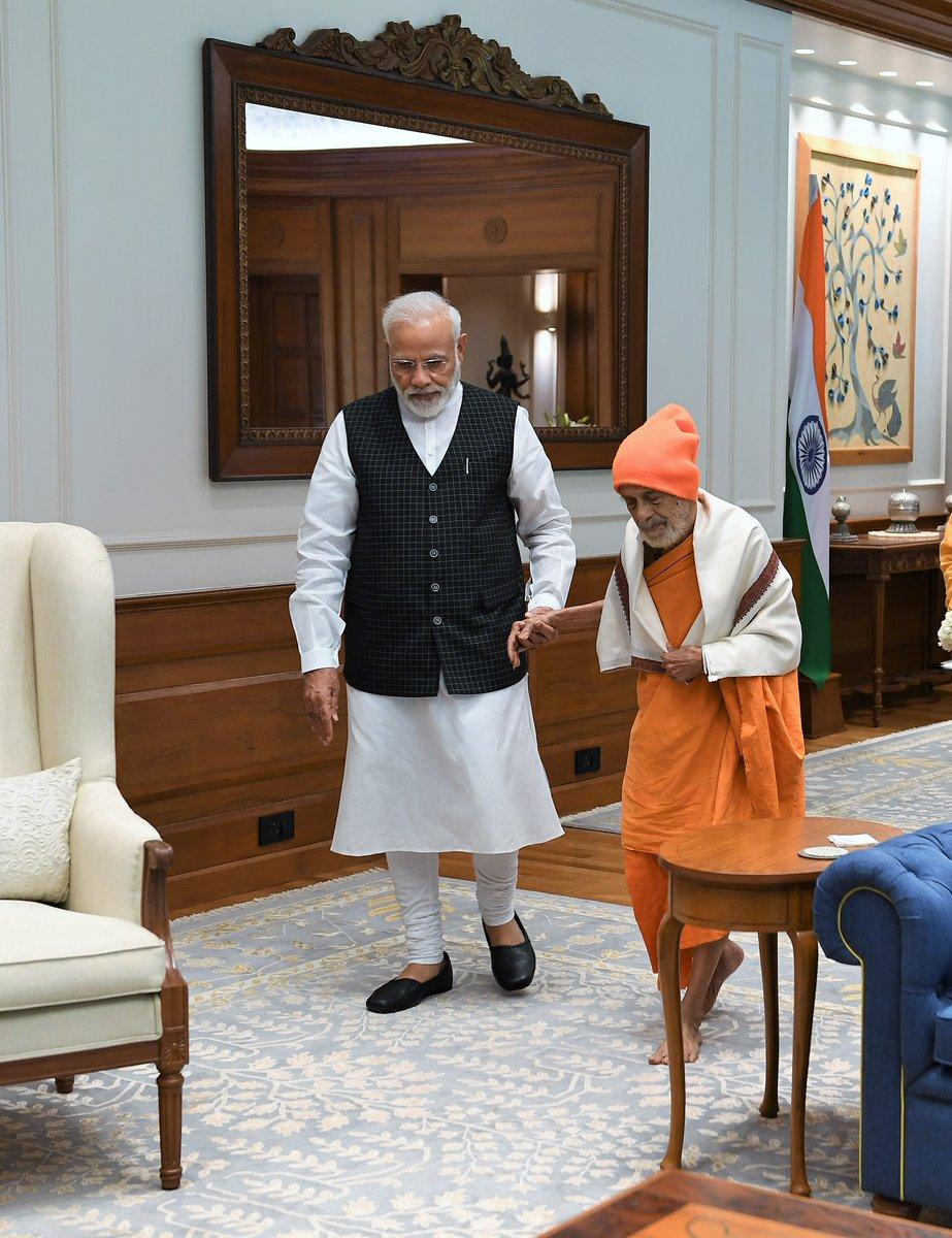 PM Modi Met Sri Vishvesha Teertha Swamiji