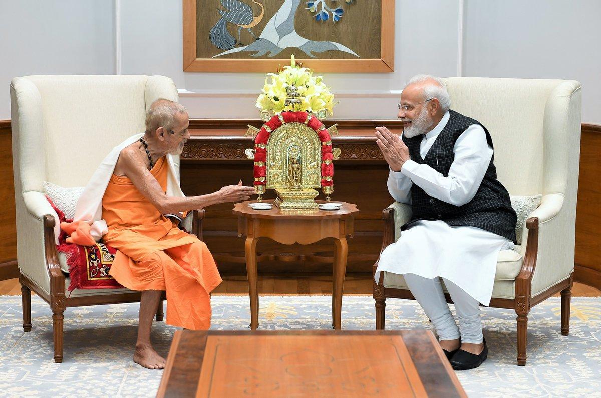 PM Modi Met Sri Vishvesha Teertha Swamiji