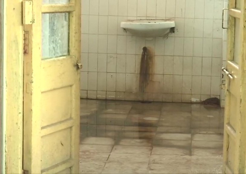 Poor Facilities With Water Leakage And Filth Inside Netaji Subhash Chandra Bose District Hospital