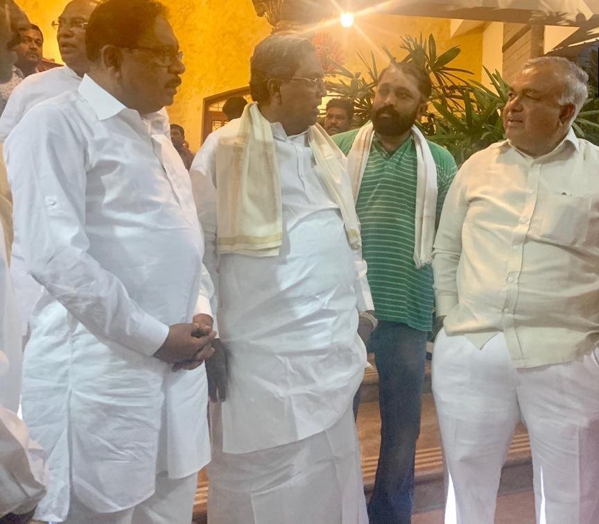 Siddaramaiah Meets Rebal MIA Ramalinga Reddy